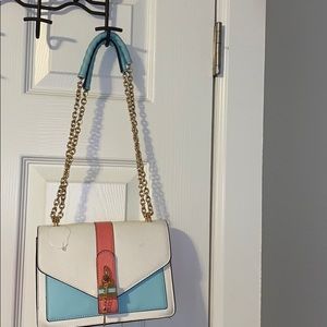 I am selling a beautiful shoulder bag